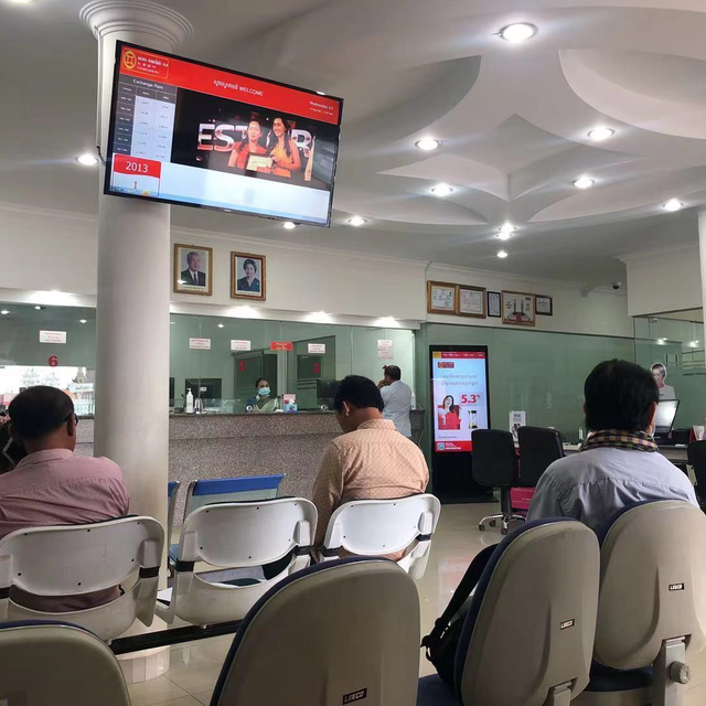 55'' piso interior que coloca la pantalla de visualización de vídeo del panel LED