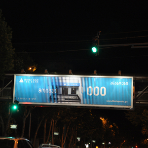 Publicidad exterior puente aluminio prismas triangulares pegatina cartelera de tres caras