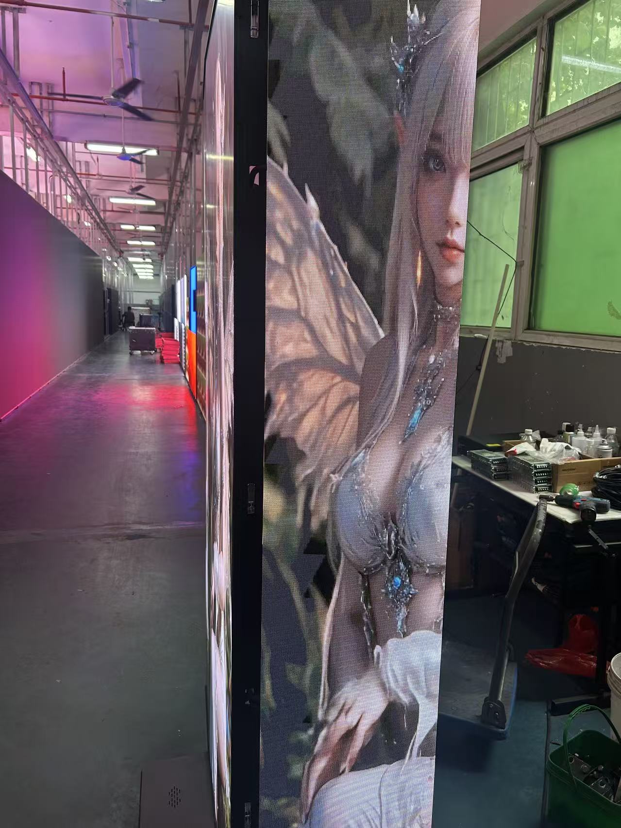  Publicidad Pantalla de vídeo con póster digital LED plegable triple de izquierda a derecha