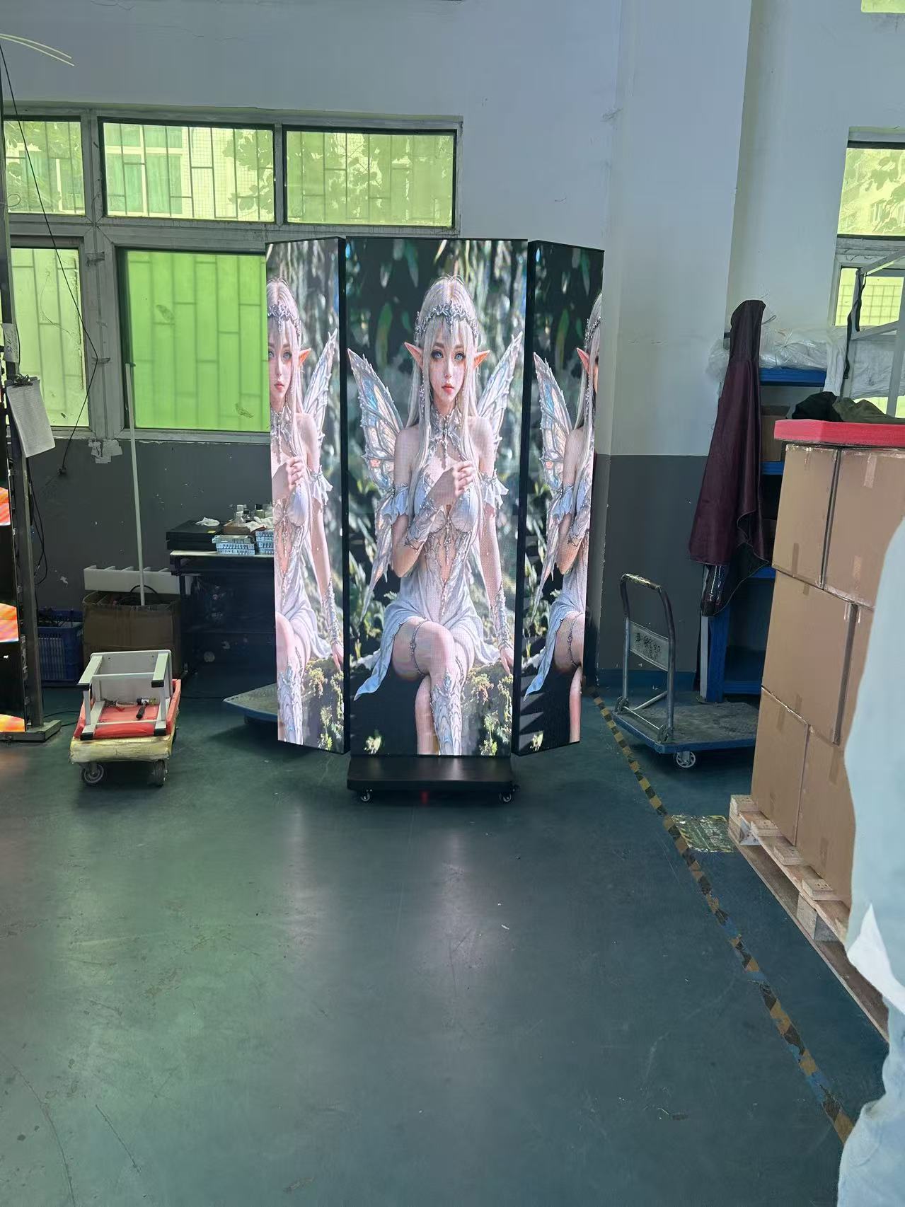 Póster de pantalla LED plegable triple para interiores