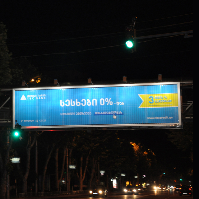 Cartelera triangular de aluminio Prisma Trivision con reflectores LED