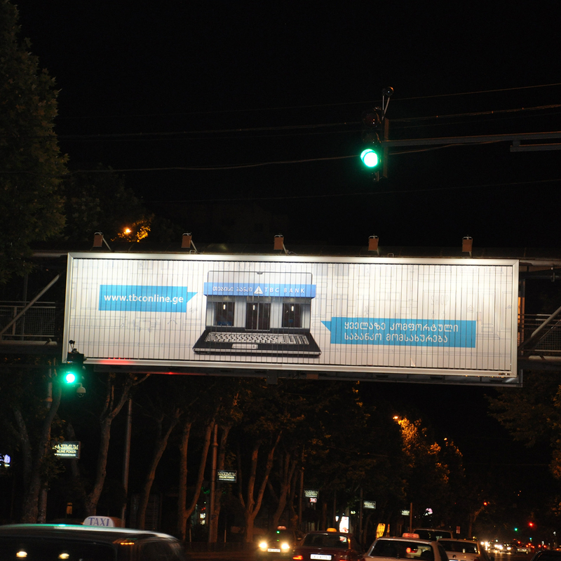 Cartelera triangular de aluminio Prisma Trivision con reflectores LED