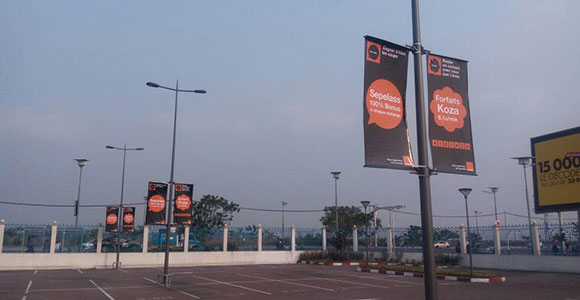 Soporte de banner de poste de lámpara cargada de resorte