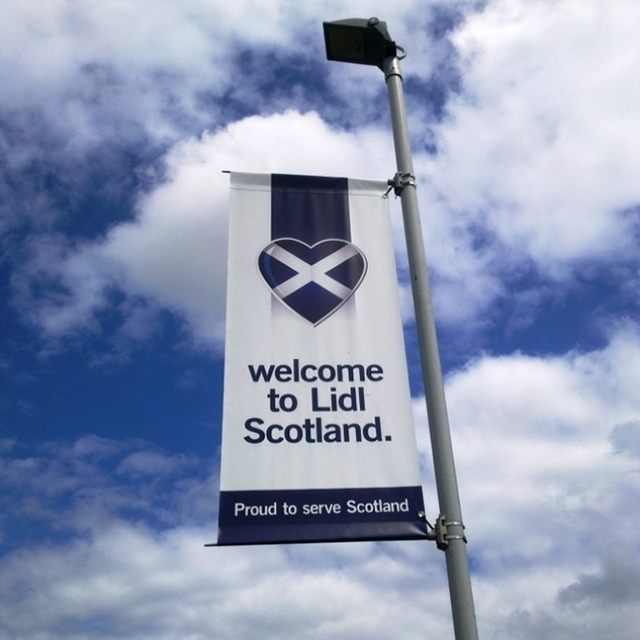 Hardware montado en la pancarta del poste de luz del pilar de la calle de eventos deportivos